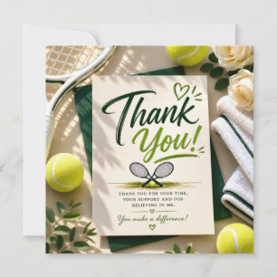 Carte De Remerciements Tennis avec raquette et balles sur gazon vert