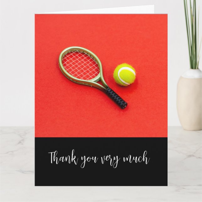 Carte De Remerciements Tennis avec raquette et boules sur le rouge pour l (Devant)