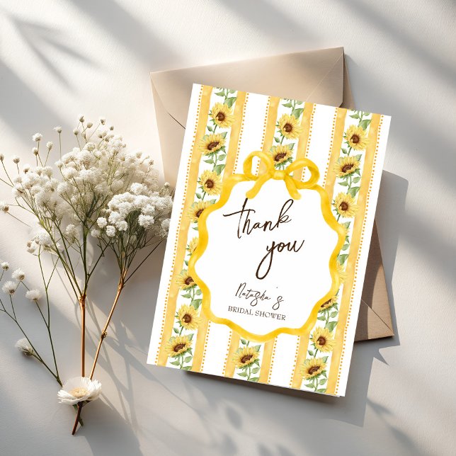 Carte De Remerciements Tombez amoureux de la douche nuptiale à rayures ja (Fall in love sunflowers yellow stripes bridal shower thank you card retro grand millennial thank you)