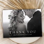 Carte De Remerciements Typographie moderne Mariage photo noir et blanc<br><div class="desc">Typographie minimaliste moderne Carte de remerciements de Mariage photo en noir et blanc. Un simple mariage élégant merci modèle avec une photo horizontale complète à l'avant avec le texte "Merci" serif typographie superposition sur l'image.À l'envers pré-fait message de remerciement. Personnalisez facilement votre nom et votre message de remerciement. Si vous...</div>