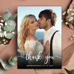 Carte De Remerciements Typographie moderne superposition Script Mariage p<br><div class="desc">Elégant moderne simple main Lettré Mariage Carte de remerciements photo. Mariage moderne élégant merci modèle de carte postale avec une photo verticale complète sur le devant avec le texte superposé "Merci" dans une police de caractères de script de typographie en blanc sur l'image. Personnalisez le nom personnalisé et le message...</div>