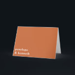 Carte De Remerciements Typographie simple Moderne Burange Orange Nom du M<br><div class="desc">Cette carte minimaliste pliée présente un arrière - plan chaleureux en terre cuite avec une typographie moderne blanche et nette pour un look contemporain et épuré. Parfait pour les notes de remerciement, la correspondance mariage ou la papeterie personnalisée, ce design séduit ceux qui apprécient l'élégance sobre avec une touche moderne....</div>