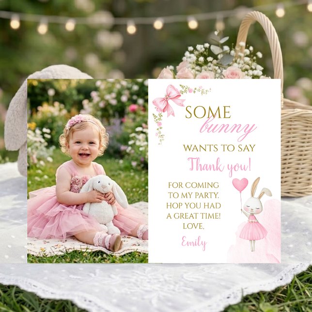 Carte De Remerciements Un petit lapin fête son premier anniversaire, phot (Bunny 1st Birthday Thank You Photo Card. Some Bunny is Turning One custom photo keepsake.)
