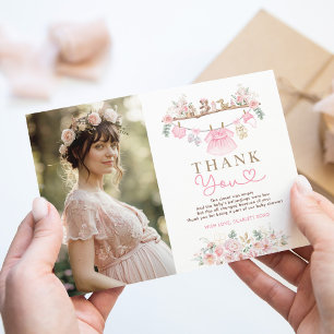 Carte De Remerciements Vêtements de bébé rose Fille Baby shower de blanch