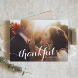 Carte De Remerciements White Thankful Moderne Calligraphie Mariage photo<br><div class="desc">Montrez votre appréciation dans le style avec notre élégant carte de remerciements photo mariage personnalisable, en mettant en évidence le mot "remerciant" dans la magnifique calligraphie moderne. Cette carte combine magnifiquement des touches personnelles et un design sophistiqué, ce qui en fait la meilleure façon d'express votre gratitude à vos invités....</div>