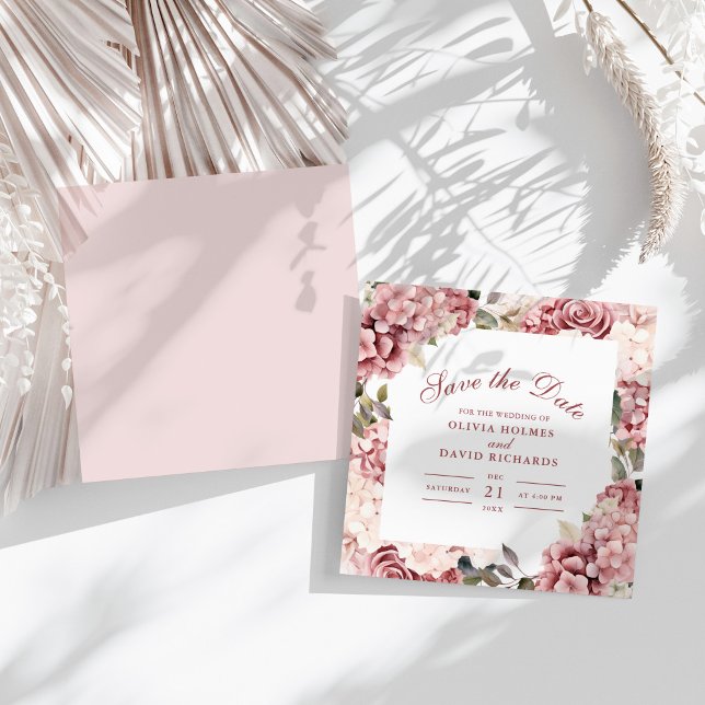 Carte de Remise de Date Fleur d'Hortensia Rose Pou (Modern Dusty Rose Hydrangea Wedding Save The Date on a sunny boho white table.)