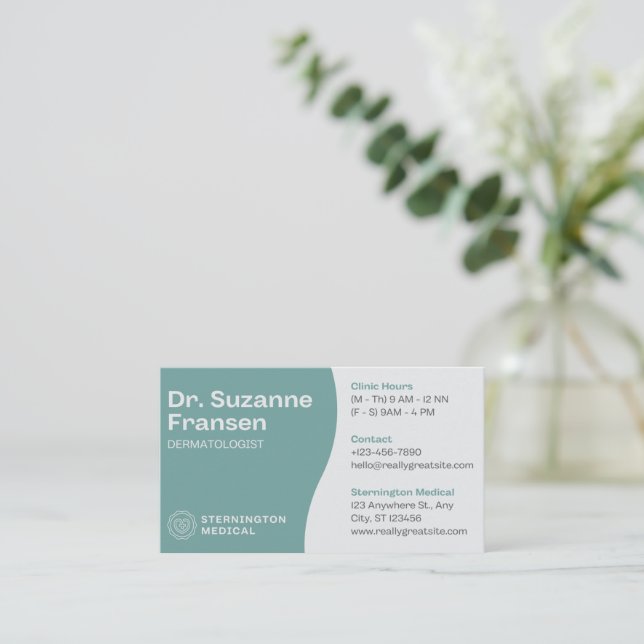 Carte de rendez-vous de Dr Suzanne Fransen dermato (Debout devant)