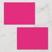 Une rose rouge avec des pétales vibrants entourés 