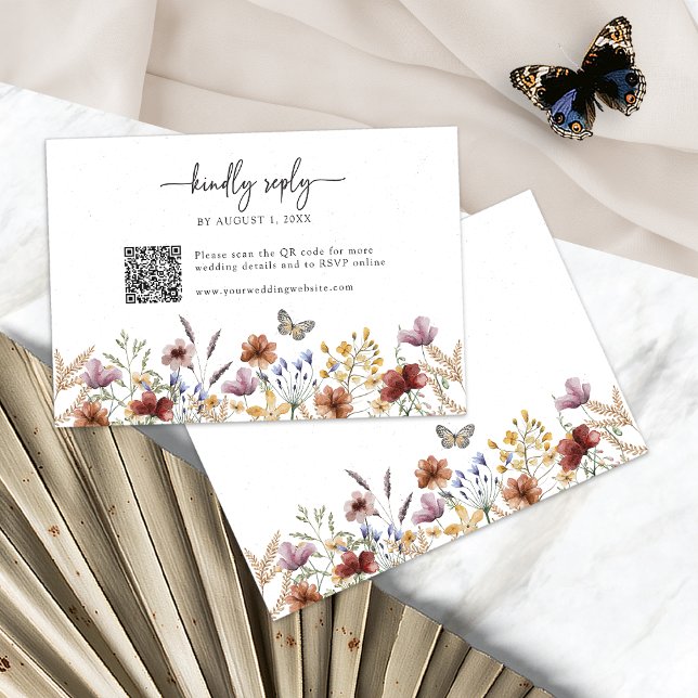 Carte de réponse de fleurs sauvages Bohème rustiqu (White Rustic Boho Wildflower RSVP Card with QR Code Butterfly by Painted Paperie
)