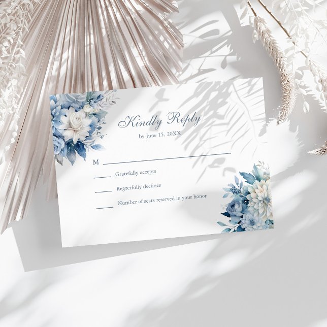 Carte de réponse de mariage à fleurs sauvages bleu (Dusty Blue Wildflower Wedding RSVP White Back Card on a sunny table with neutral dry botanicals)