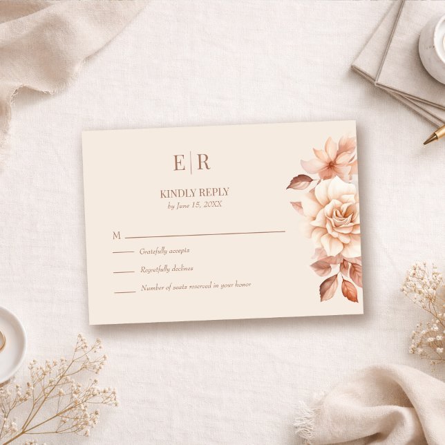 Carte de réponse de mariage à monogramme floral or (Modern Rose Gold Floral Monogram Wedding RSVP Card on a neutral boho table with botanicals)