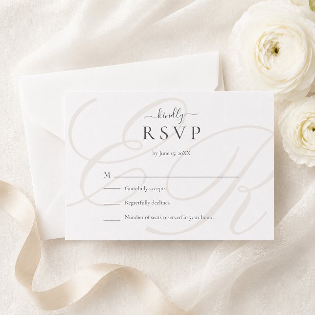 Carte de réponse de mariage à monogramme minimalis (Minimalist Monogram Wedding RSVP Card on a table with white flowers)