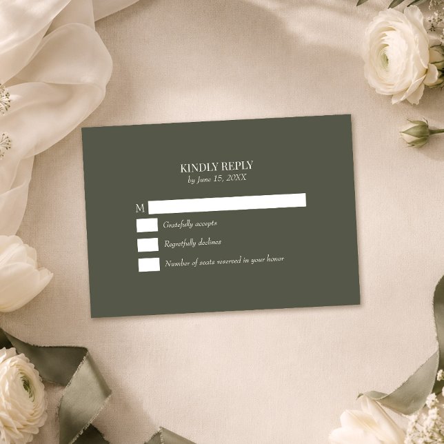 Carte de réponse de mariage à monogramme olive fon (Dark Olive Monogram Wedding RSVP Card on a table with white flowers and olive green ribbon)