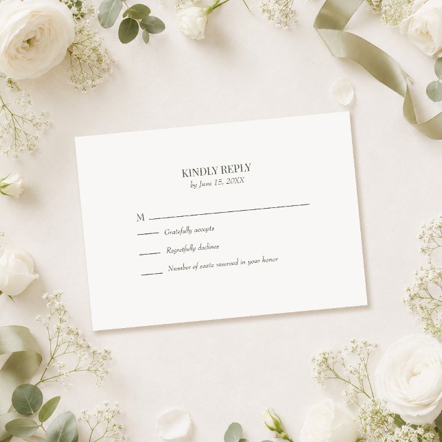 Carte de réponse de mariage à monogramme olive fon (Dark Olive Monogram Wedding RSVP Card on a table with white roses and wedding decor)