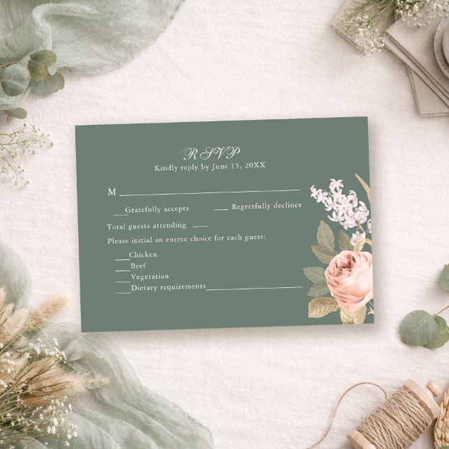 Carte de réponse de mariage aux pivoines vert saug (Boho Sage Green Peonies Wedding RSVP Card on a boho table with sage green decor and dry flowers)