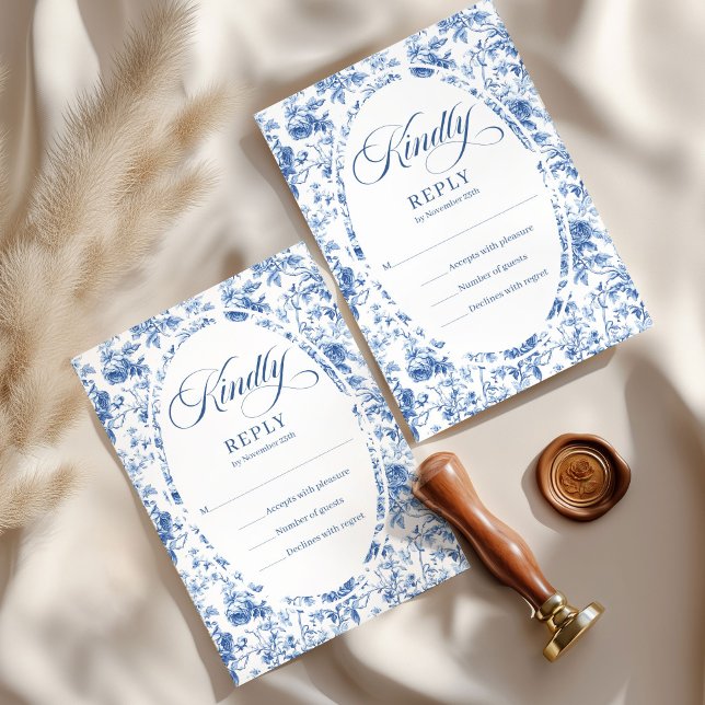Carte de réponse de mariage aux roses toile de Jou (Classic Royal Blue Toile Roses Wedding RSVP Card)