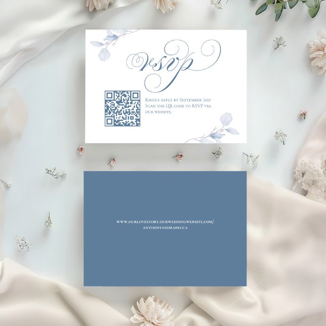 Carte de réponse de mariage avec code QR en écritu (Dusty blue calligraphy RSVP card with QR code and soft floral accents)