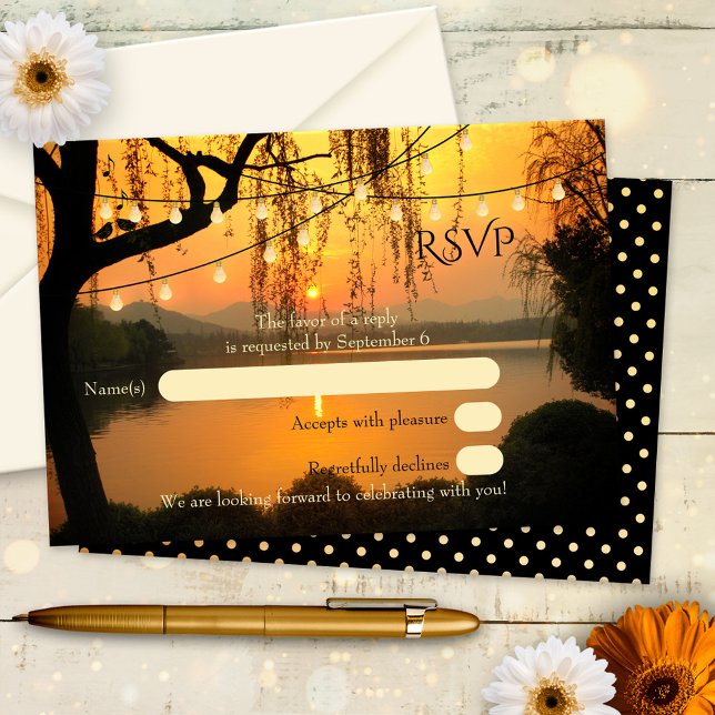 Carte de réponse de mariage avec guirlandes lumine (Wedding RSVP card with string lights on a tree overlooking the water at sunset)