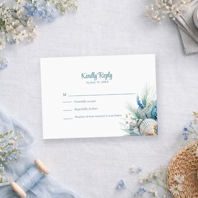 Carte de réponse de mariage Bohème bleue florale p (Boho Blue Floral Beach and Shell Wedding RSVP Card on a romantic table with dusty blue flowers)