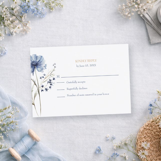 Carte de réponse de mariage botanique Hydrangea Ch (Blue Wildflower Garden RSVP with Botanical Back on a romantic table with dusty blue tiny wildflowers)