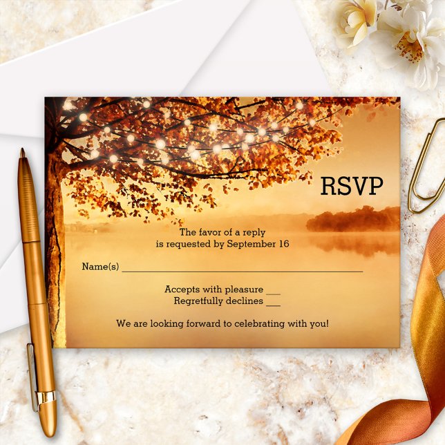 Carte de réponse de mariage d'automne avec guirlan (A romantic fall wedding RSVP card with string lights on a tree overlooking the water.)