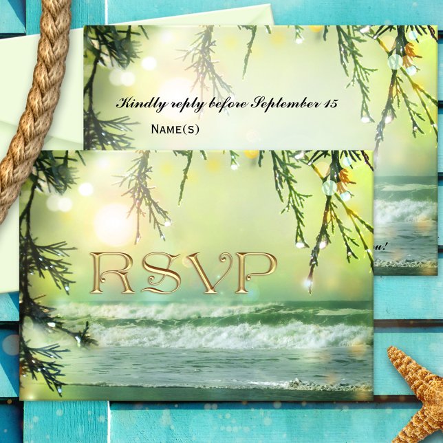 Carte de réponse de mariage de plage aux lumières  (RSVP card with an image of a magical beach with sparkling lights in warm yellow green and teal light)
