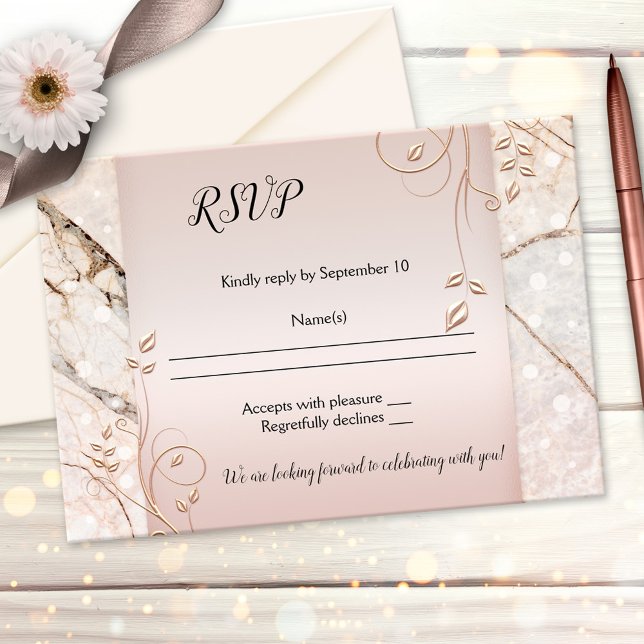 Carte de réponse de mariage élégante en marbre flo (Wedding RSVP card with rose gold floral swirls and a blush pink design on marble )