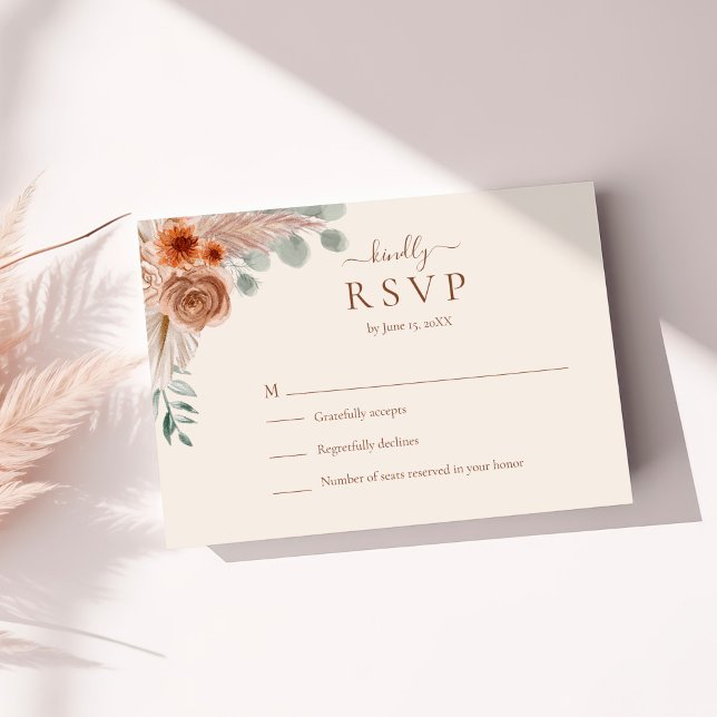 Carte de réponse de mariage en terre cuite avec he (Terracotta Floral Pampas Grass Wedding RSVP Card on a sunny table with dry botanicals)