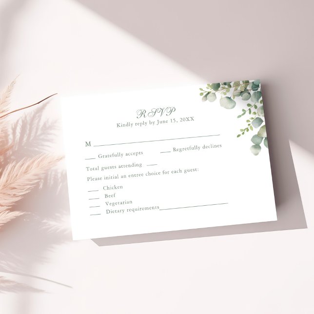 Carte de réponse de mariage Eucalyptus Modern Gree (Modern Greenery Eucalyptus Wedding RSVP Card on a sunny table with dry botanicals)
