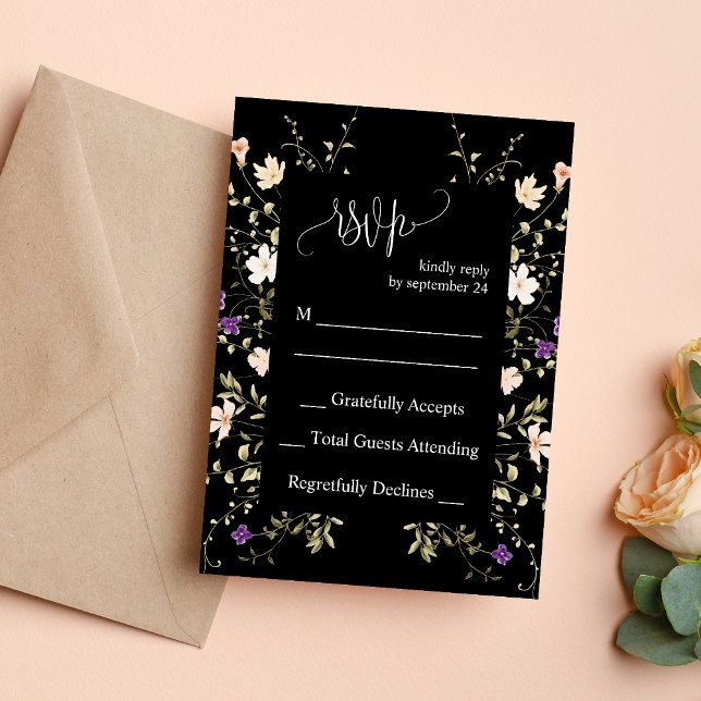 Carte de réponse de mariage Fleurs sauvages noires (Elegant black wildflowers wedding RSVP card makes guest responses simple with timeless charm)