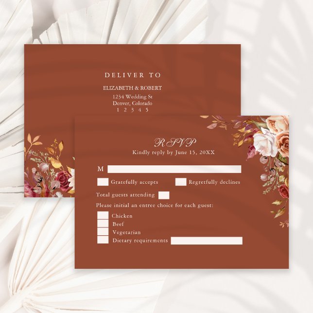 Carte de réponse de mariage florale orange brûlé e (Terracotta Burnt Orange Floral Wedding RSVP Card on a sunny neutral dry palm leaf.)