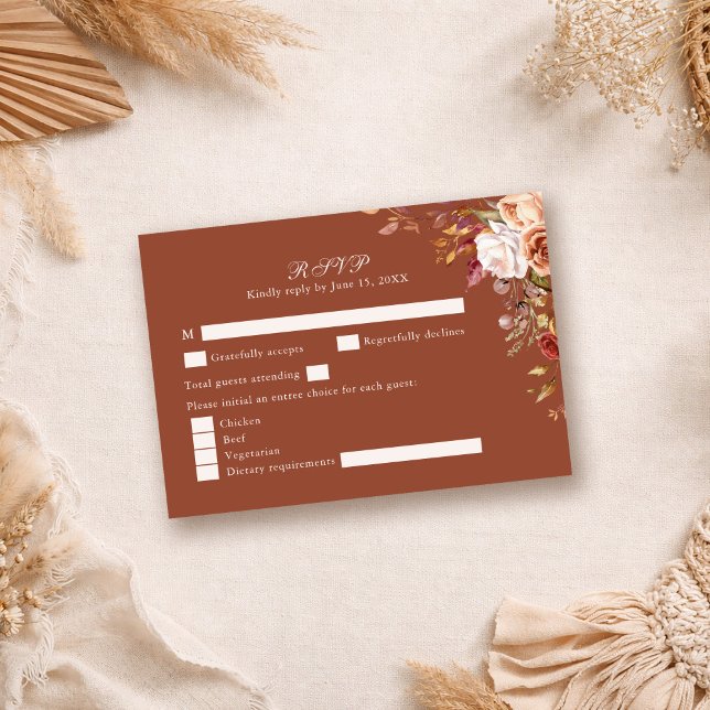 Carte de réponse de mariage florale orange brûlée  (Terracotta Burnt Orange Floral Wedding RSVP Card on a neutral boho table)