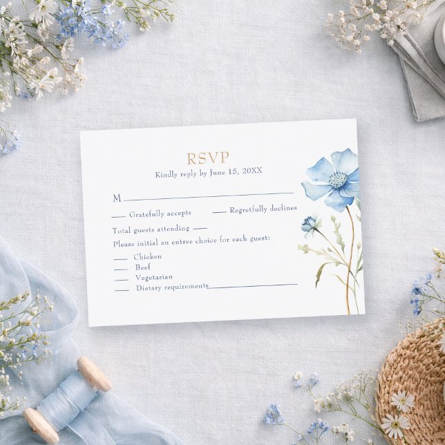 Carte de réponse de mariage Hydrangea Champagne Bl (Blue Wildflower Garden Wedding RSVP Card on a romantic table with dusty blue tiny wildflowers)