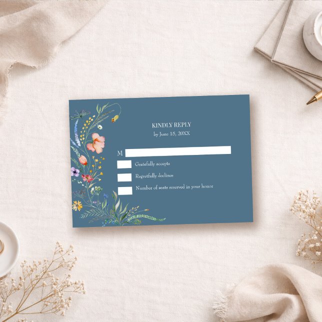 Carte de réponse de mariage Prairie de fleurs sauv (Dusty Blue Wildflower Meadow Wedding RSVP Card on a neutral boho table with botanicals)