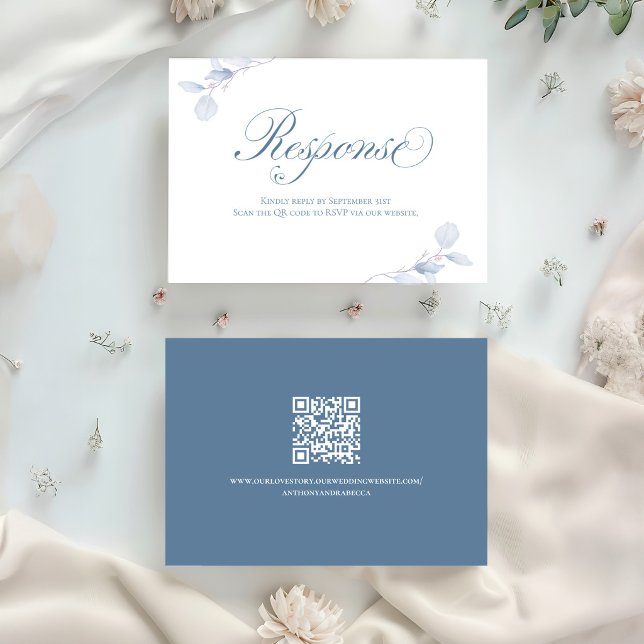 Carte de réponse de mariage QR à fleurs bleu pouss (Dusty blue QR code wedding RSVP card with elegant script and soft botanical accents)