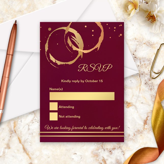 Carte de réponse de mariage Rose Gold Wine Stain M (RSVP card featuring gold and rose gold intersecting wine stains with confetti on burgundy)