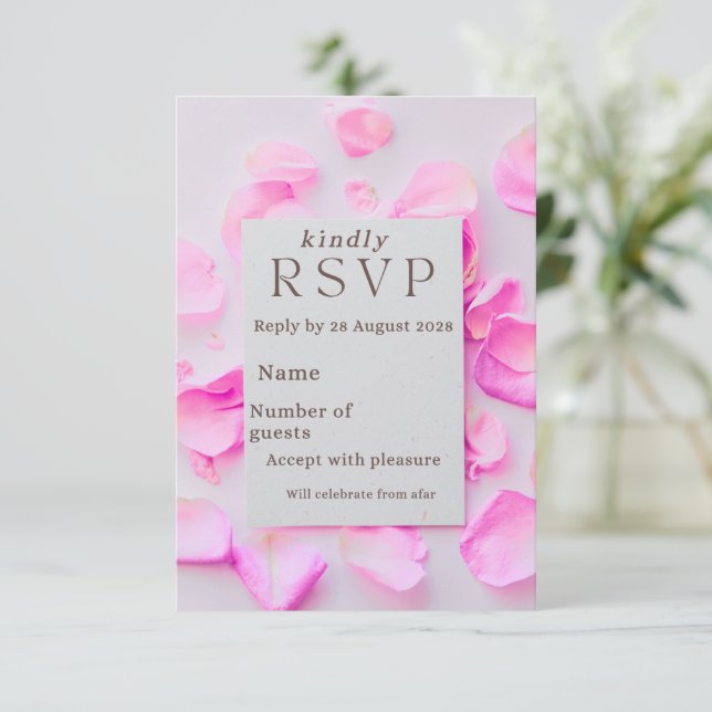 Carte de réponse florale rose élégante | Pétales d (Debout devant)