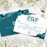 Carte de réponse QR Code Bat Mitzvah Agate Turquoi<br><div class="desc">Soyez fiers, réjouissez-vous et célébrez cette étape importante de votre Bat Mitzvah préférée avec cette carte de réponse personnalisée, moderne et unique pour votre événement ! Une typographie de couleur sarcelle foncée se superpose à un fond blanc simple et propre avec des pierres d'agate bleu turquoise accentuées de veines dorées...</div>