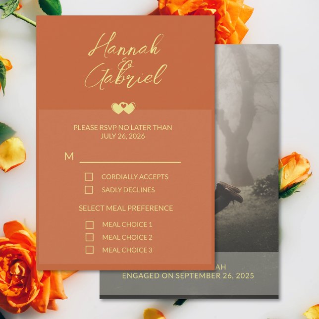 Carte de réponse RSVP pour mariage photo en or de  (The front and back of the Terracotta Gold wedding RSVP card)