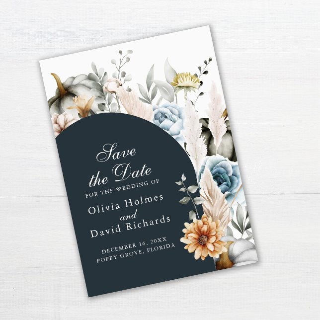 Carte de sauvegarde de date aux citrouilles blanch (Pumpkin and Wildflowers Save the Date Card on off-white wooden table)