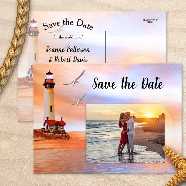 Carte de sauvegarde de date de photo de la plage d (Artistic Save the Date card showing your photo on a painting of a lighthouse at sunset with seagulls)