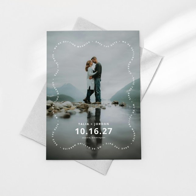 Carte de sauvegarde de date moderne à bordure ondu (wavy save the date, modern save the date card design shown with gray envelope on a white background
)