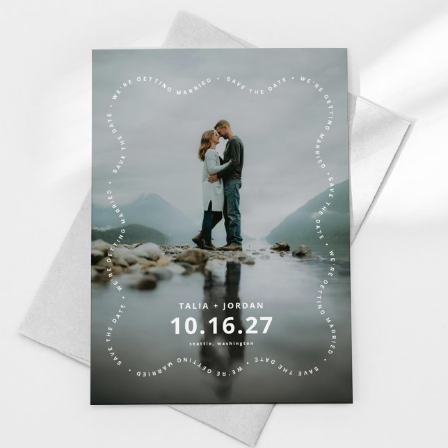 Carte de sauvegarde de date moderne à bordure ondu (wavy save the date, modern save the date card design shown with gray envelope on a white background
)