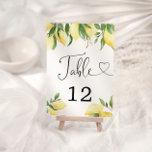 Carte de table de Fête des mariées citron Aquarell<br><div class="desc">Faites entrer la douceur de l'amour dans votre célébration avec nos objets ! Infusés par le charme vibrant des citrons aquarelles et des éléments botaniques, ces objets sont une déclaration de joie irrésistible. Le mélange délicieux de teintes d'agrumes et de verdure luxuriante crée une atmosphère à la fois rafraîchissante et...</div>