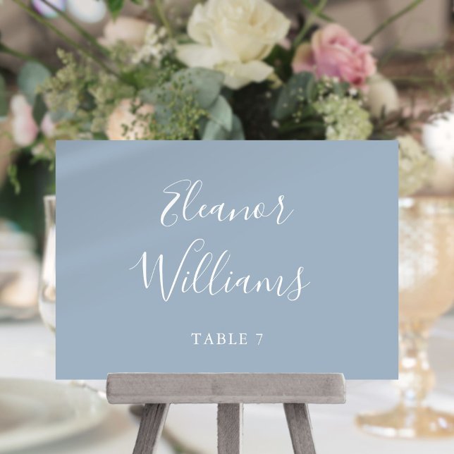 Carte de table de mariage à l'écriture signature b (Dusty Blue Signature Script Wedding Place Card)