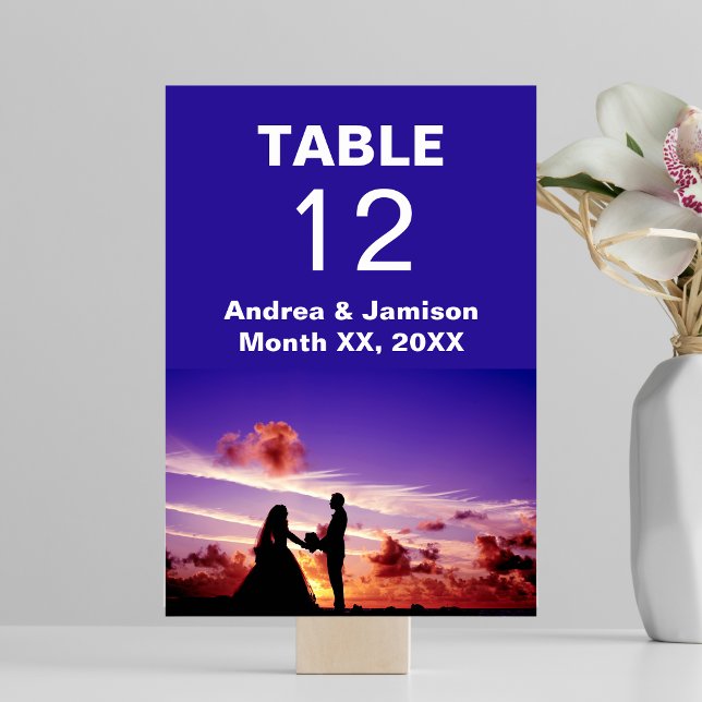 Carte de table de mariage au coucher du soleil pou (Bride and Groom in Sunset Wedding Table Card)
