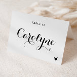 Carte de table de mariage avec choix de repas au p<br><div class="desc">Élevez votre réception de mariage avec nos magnifiques cartes de table de mariage personnalisables, conçues pour ajouter une touche personnelle à votre jour spécial. Elles présentent une calligraphie noire moderne et un accent de cœur. Ajoutez les noms de vos invités, l'option de repas, la date du mariage ou un message...</div>