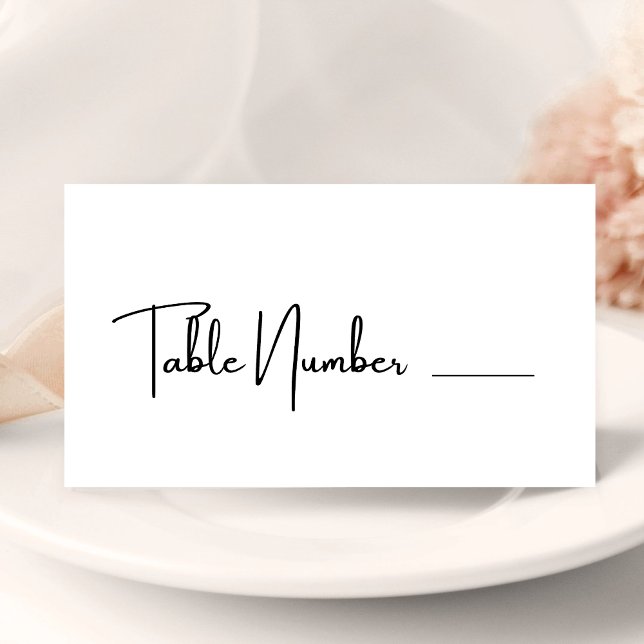Carte de Table de Mariage Élégante Moderne Noir et (Elegant modern black and white place card adds style while guiding guests to their seats)