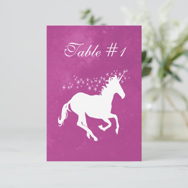 Carte de table de mariage Magenta Unicorn (Debout devant)