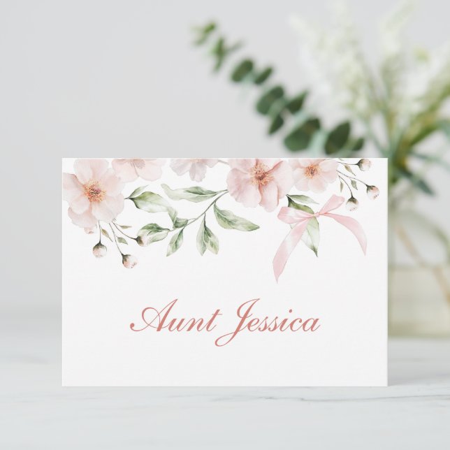 Carte de table plate fleurs rose et noeud (Debout devant)